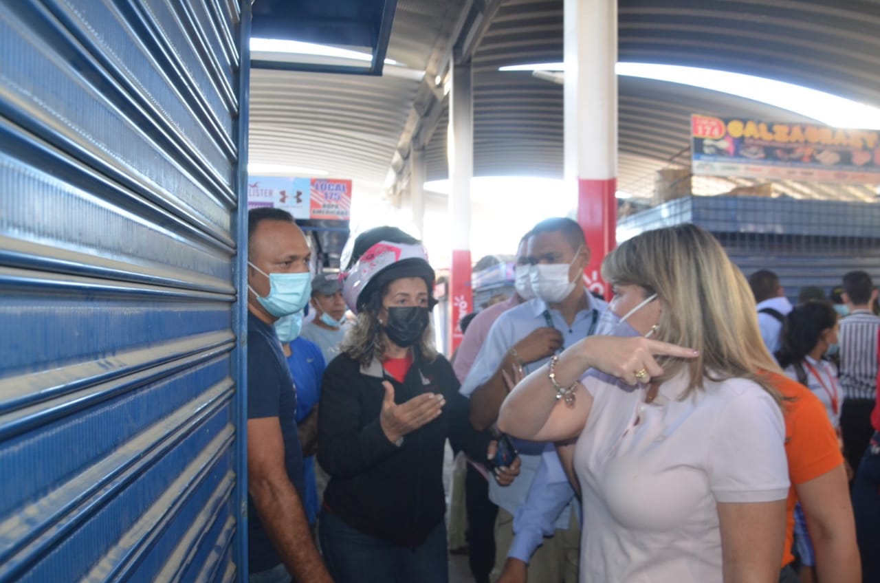 Alcaldesa Virna Johnson en el Mercado Público.