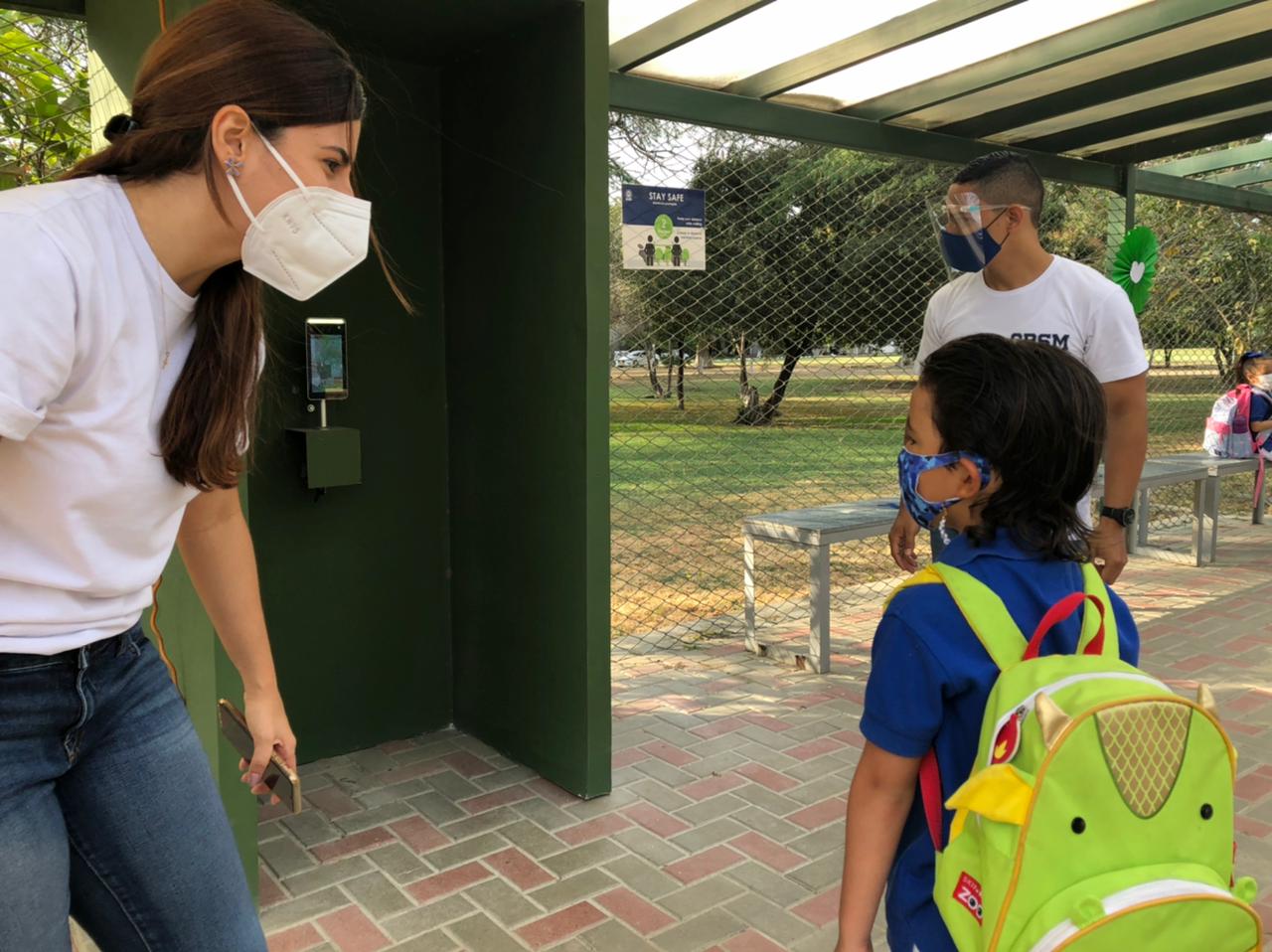 El lavado de manos, toma de temperatura constante y sobre todo el uso de elementos de bioseguridad, es obligatorio dentro del plantel educativo.