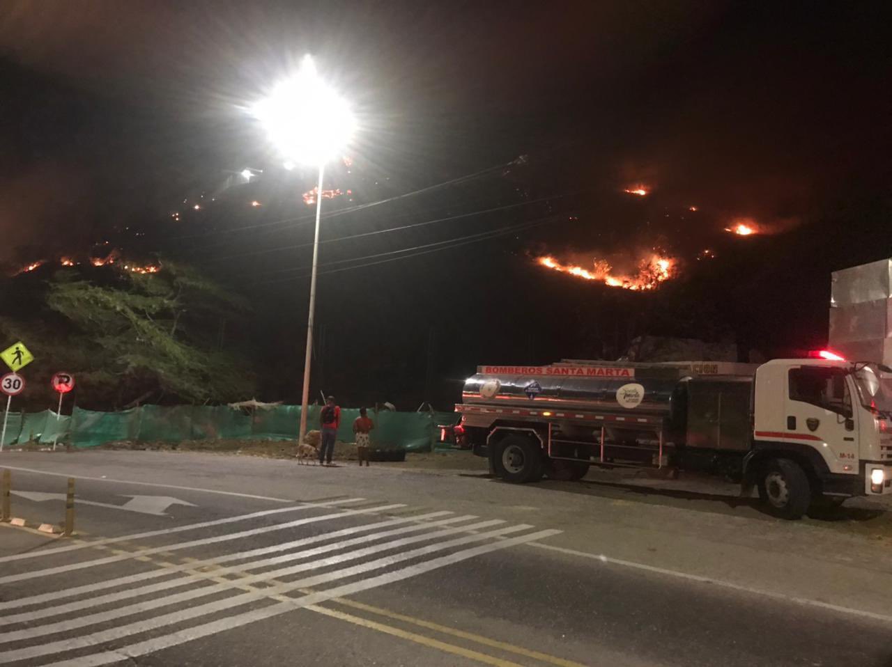 Incendio de cobertura vegetal en cerros de Santa Marta.