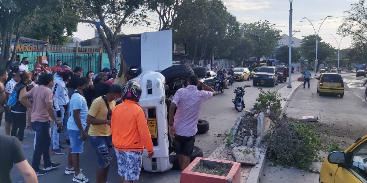 La comunidad auxilió al conductor.