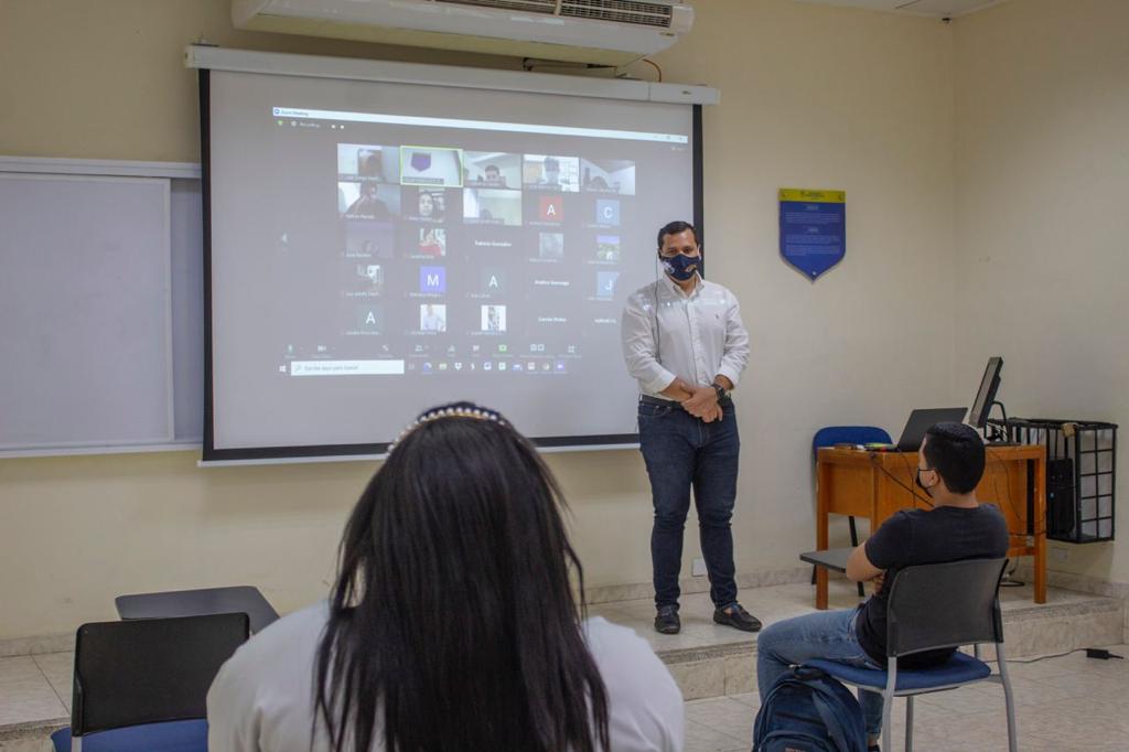 El proceso es voluntario. Los estudiantes también pueden seguir viendo las clases en la virtualidad.