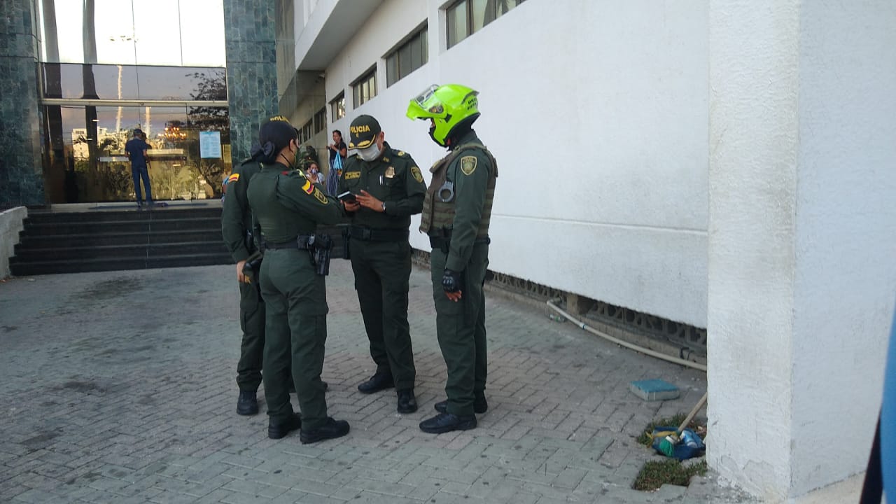 Agentes de la Policía, entre esos un mayor y un teniente, llegaron al sitio para conocer detalles de lo sucedido.