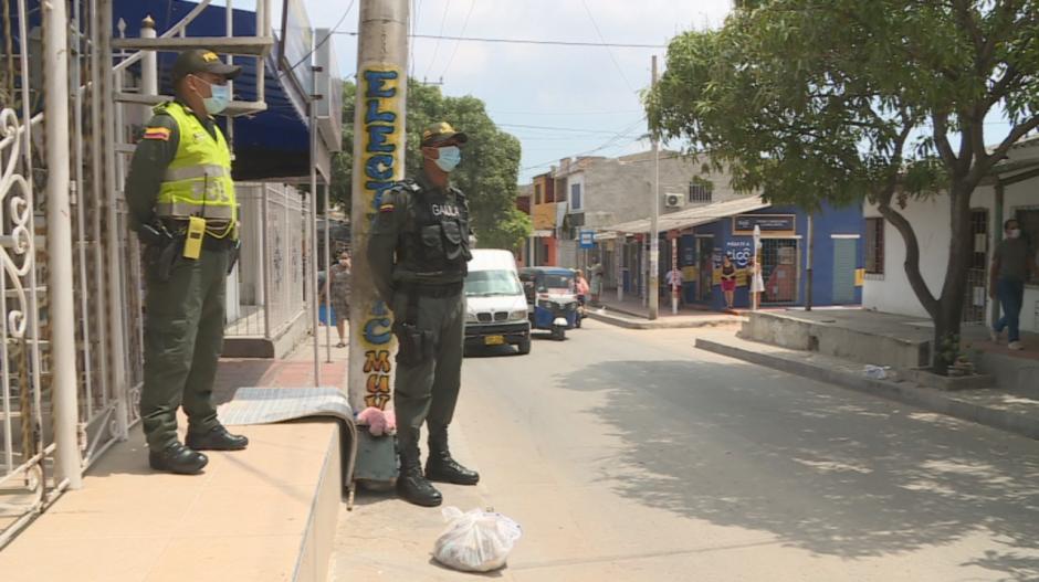 Policías custodian la casa donde sucedió la tortura.