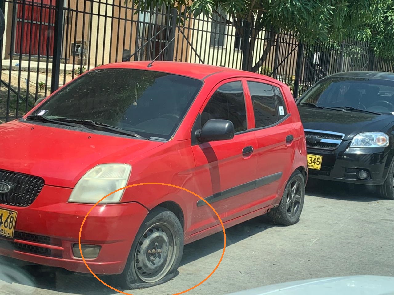 sobre la vía se ven los carros abandonados, incluso con las llantas desinfladas.