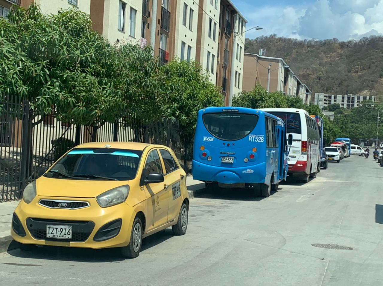 Sobre la vía reposan todo tipo de vehículos: desde buses y buseticas hasta furgones. 