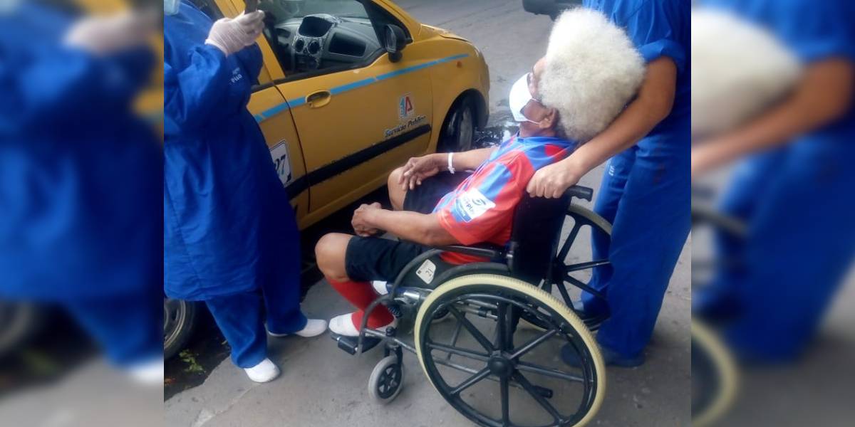 José de los Santos Ariza saliendo de alta después de permanecer más de dos semanas hospitalizado.