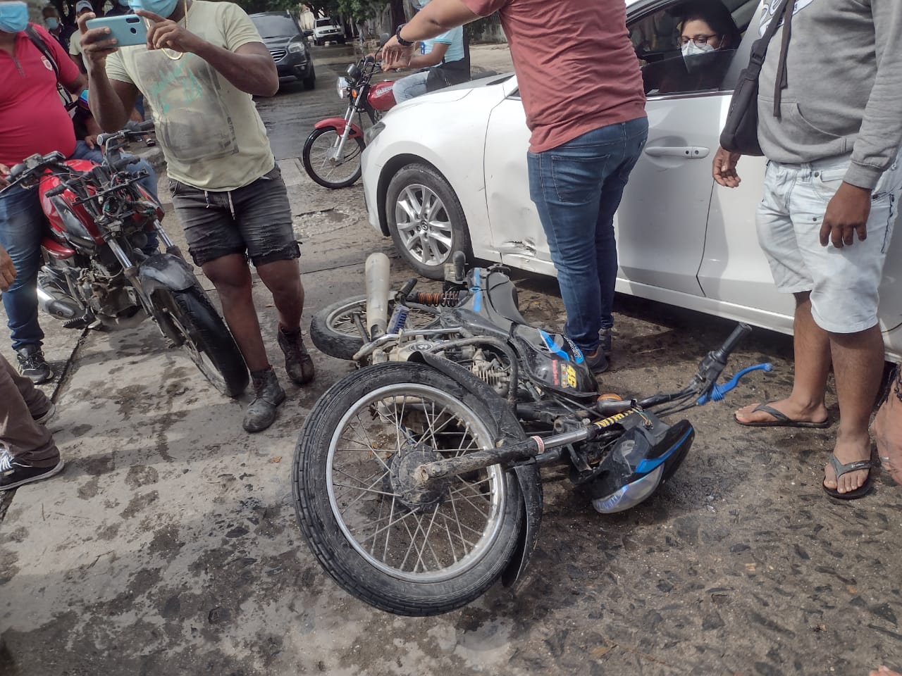 Moto en la que se desplazaba el hombre.