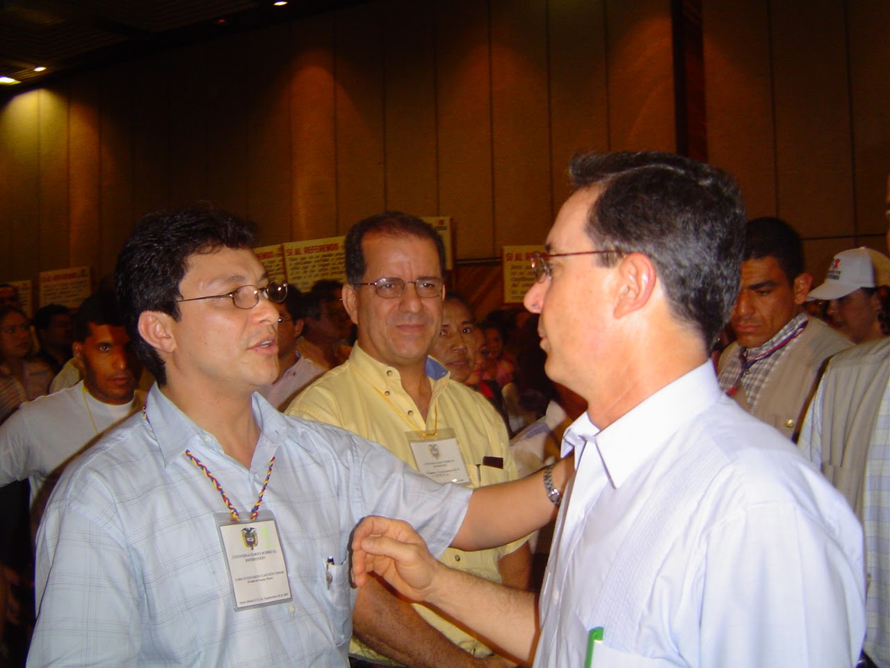 Carlos Caicedo dándole la bienvenida a Álvaro Uribe. 