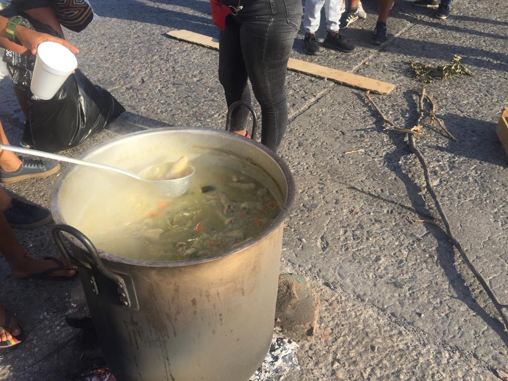 Un sancocho prepararon los manifestantes.