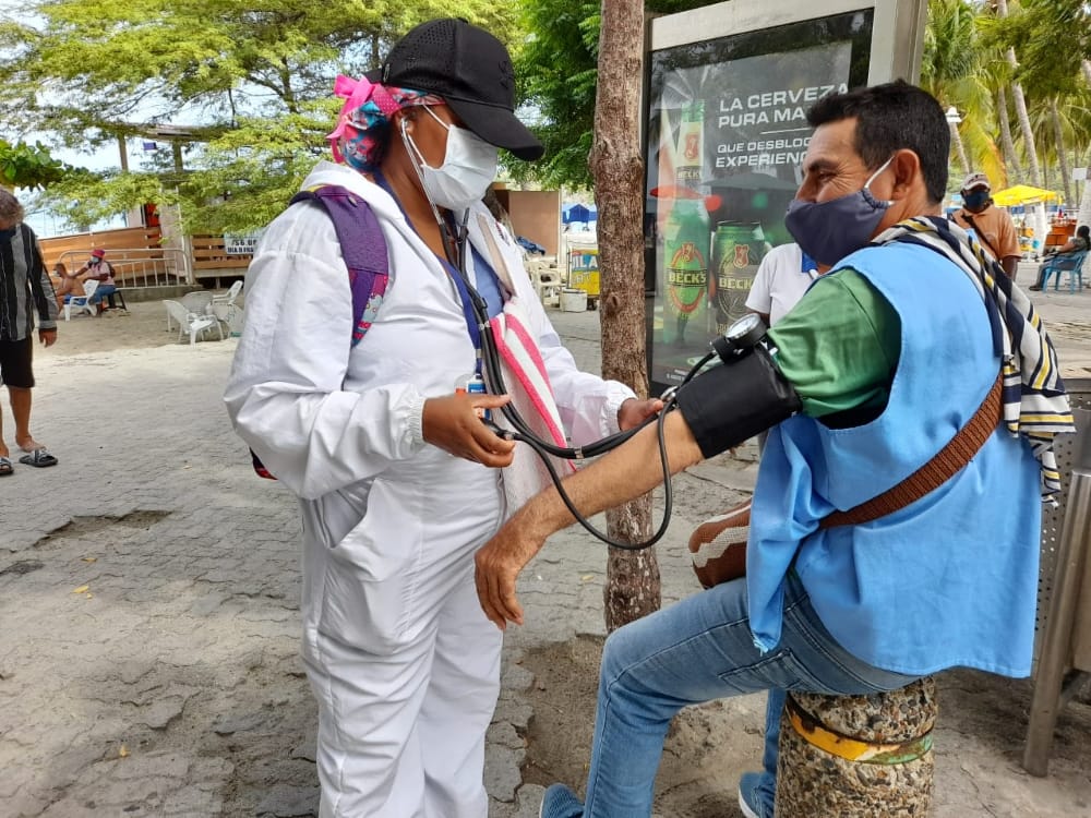 Toma de signos vitales a los vendedores ambulantes.