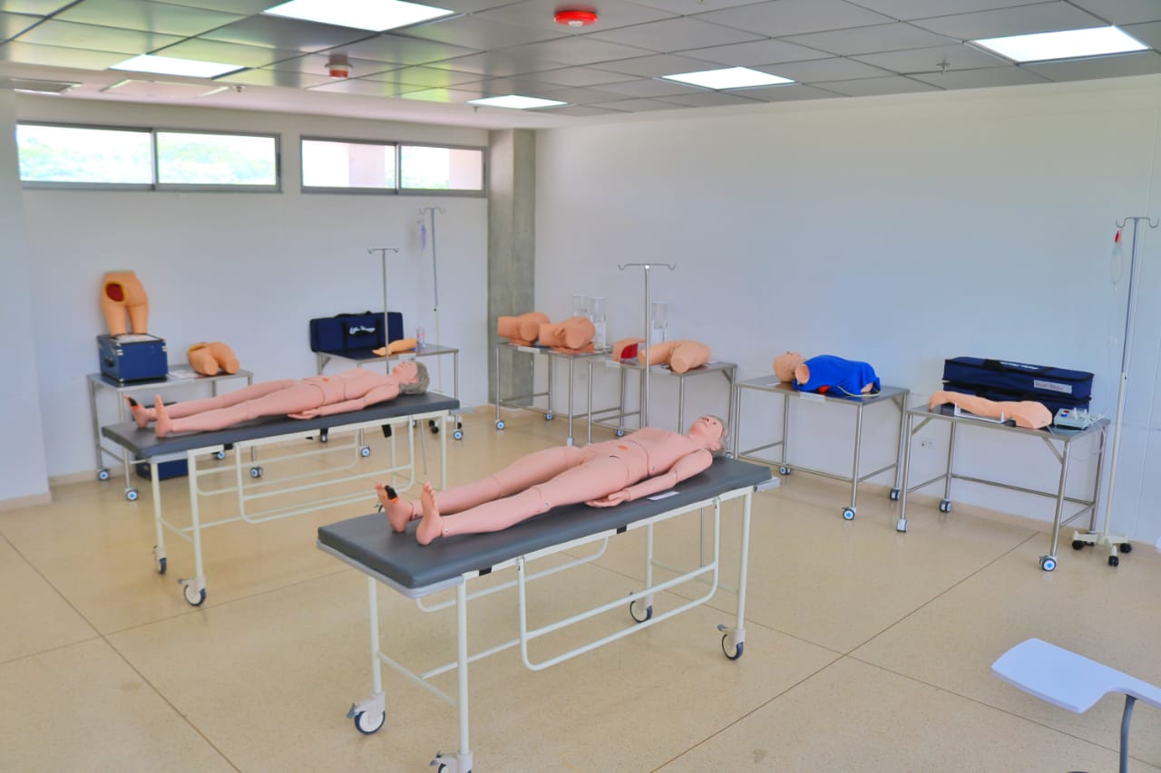  Unimagdalena entrega nuevos equipos de simulación clínica para prácticas formativas.