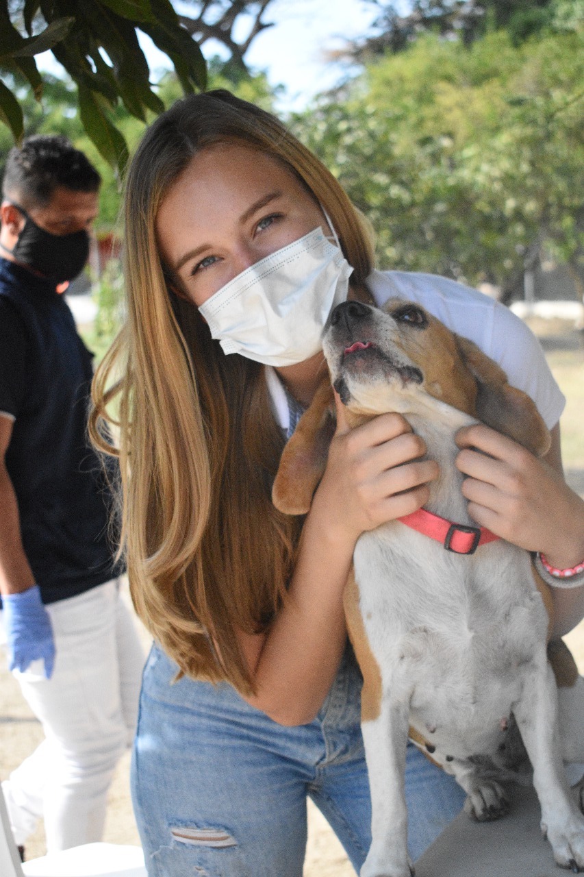 A Isabella Cabrales, cofundadora de Divertidogs, le gusta establecer un contacto previo con sus huéspedes de cuatro patas. 