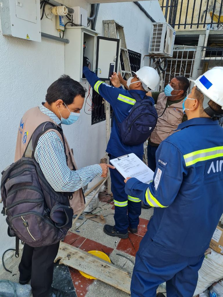 La instalación del sistema ‘On Grid’ va acompañada de operarios de la empresa de energía eléctrica, quienes verifican que el sistema cumpla con la norma RETIE.  