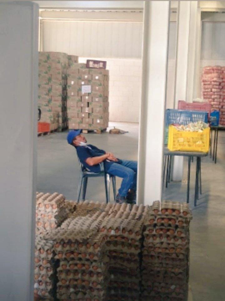 Con hombre sin tapabocas y un perro echado, así se ve la bodega principal del PAE distrital.