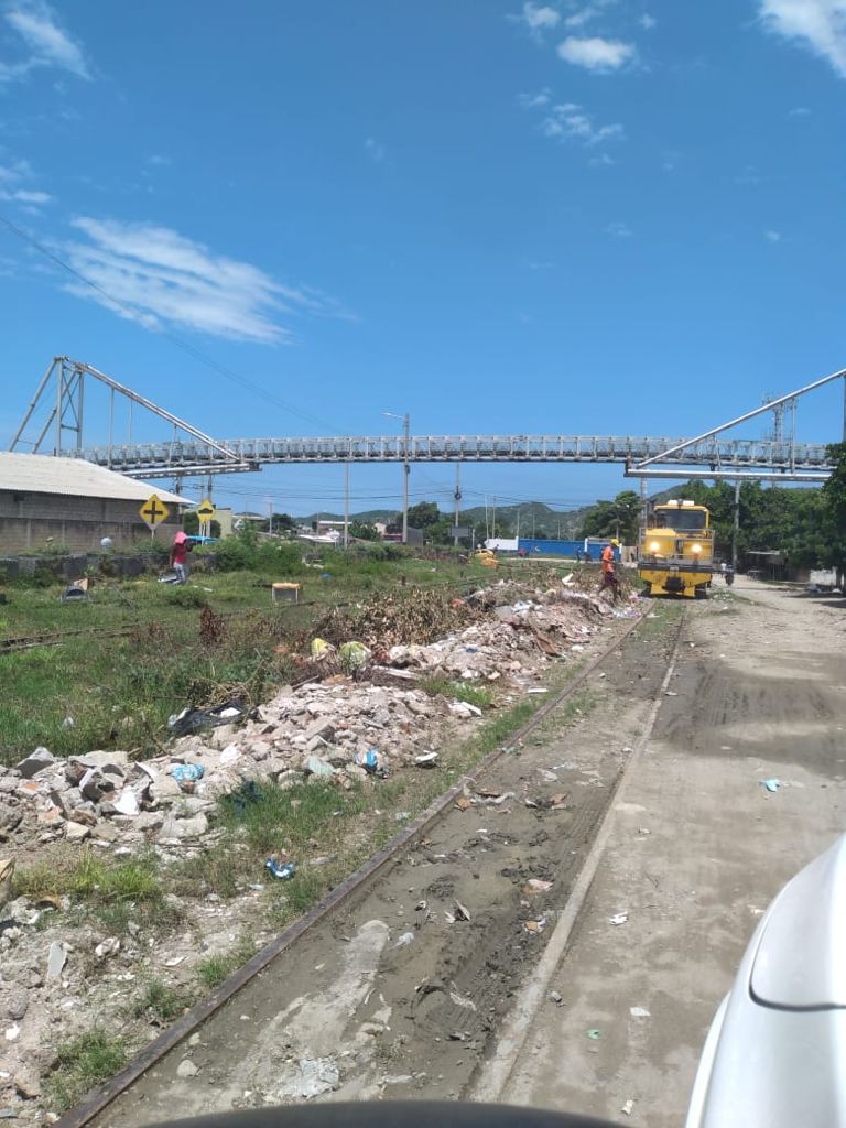 Además de la basura residencial, zorreros arrojan escombros en la vía férrea, lo que representa un peligro mayor.