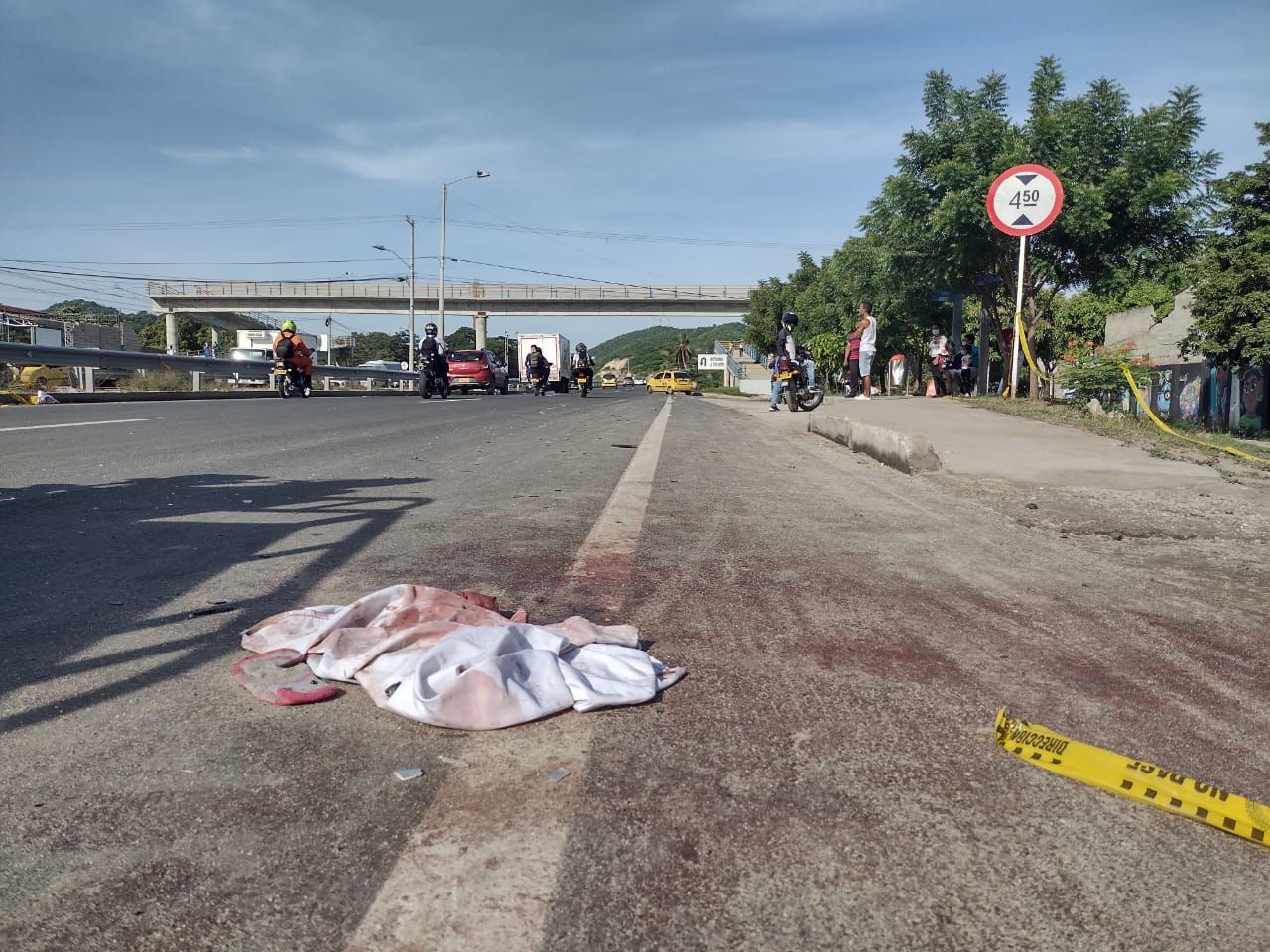 Sobre el asfalto quedaron las huellas de la tragedia de Gaira.