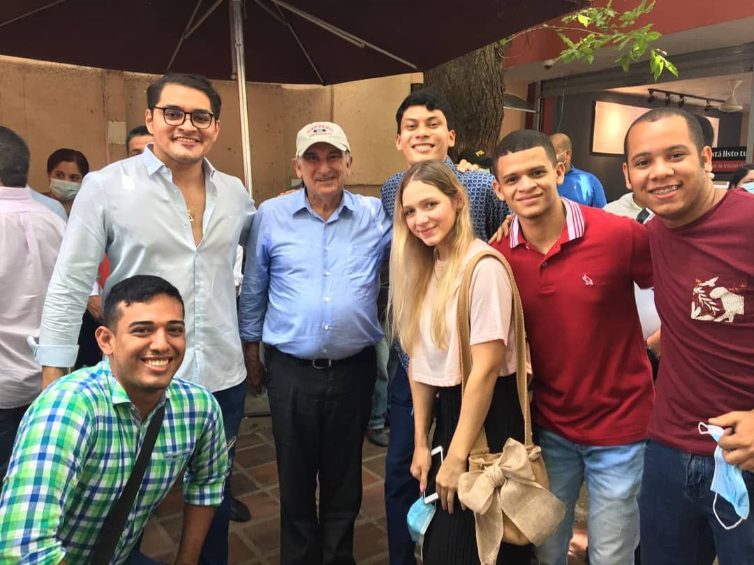 Jóvenes de Somos reunidos con precandidatos presidenciales.