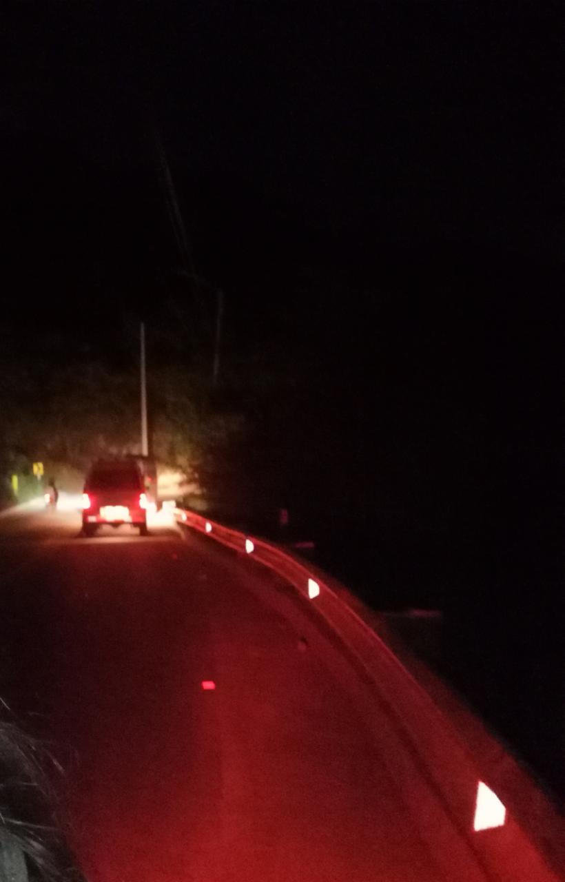 Así luce la carretera a Taganga durante la noche.