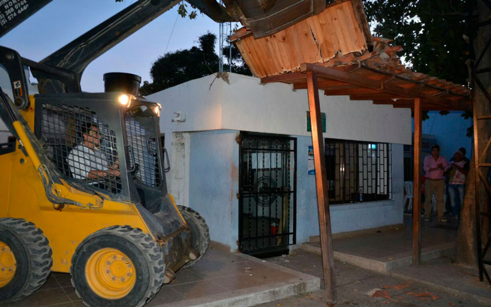 Foto de Carlos Caicedo, en calidad de alcalde de Santa Marta, derribando el centro de salud de Mamatoco, el cual, a la fecha, no fue reconstruido.
