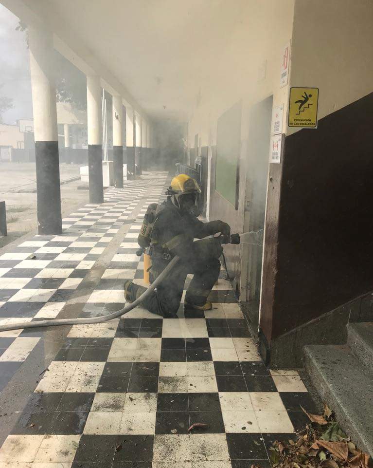 Momento en que los bomberos controlaban la situación.