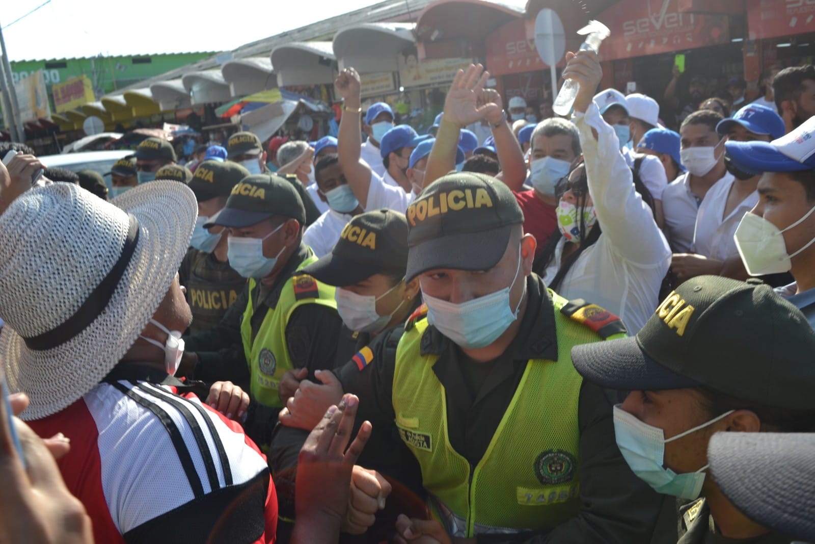 La Policía también estuvo presente para garantizar la seguridad.