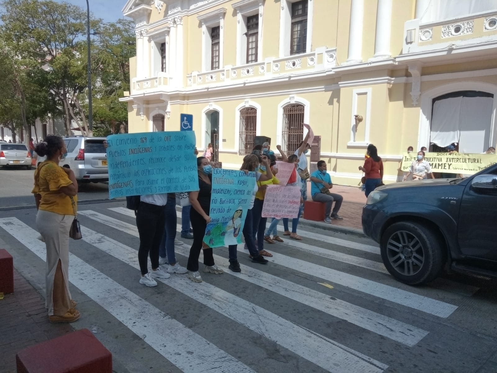 Protesta de docentes en la Alcaldía.