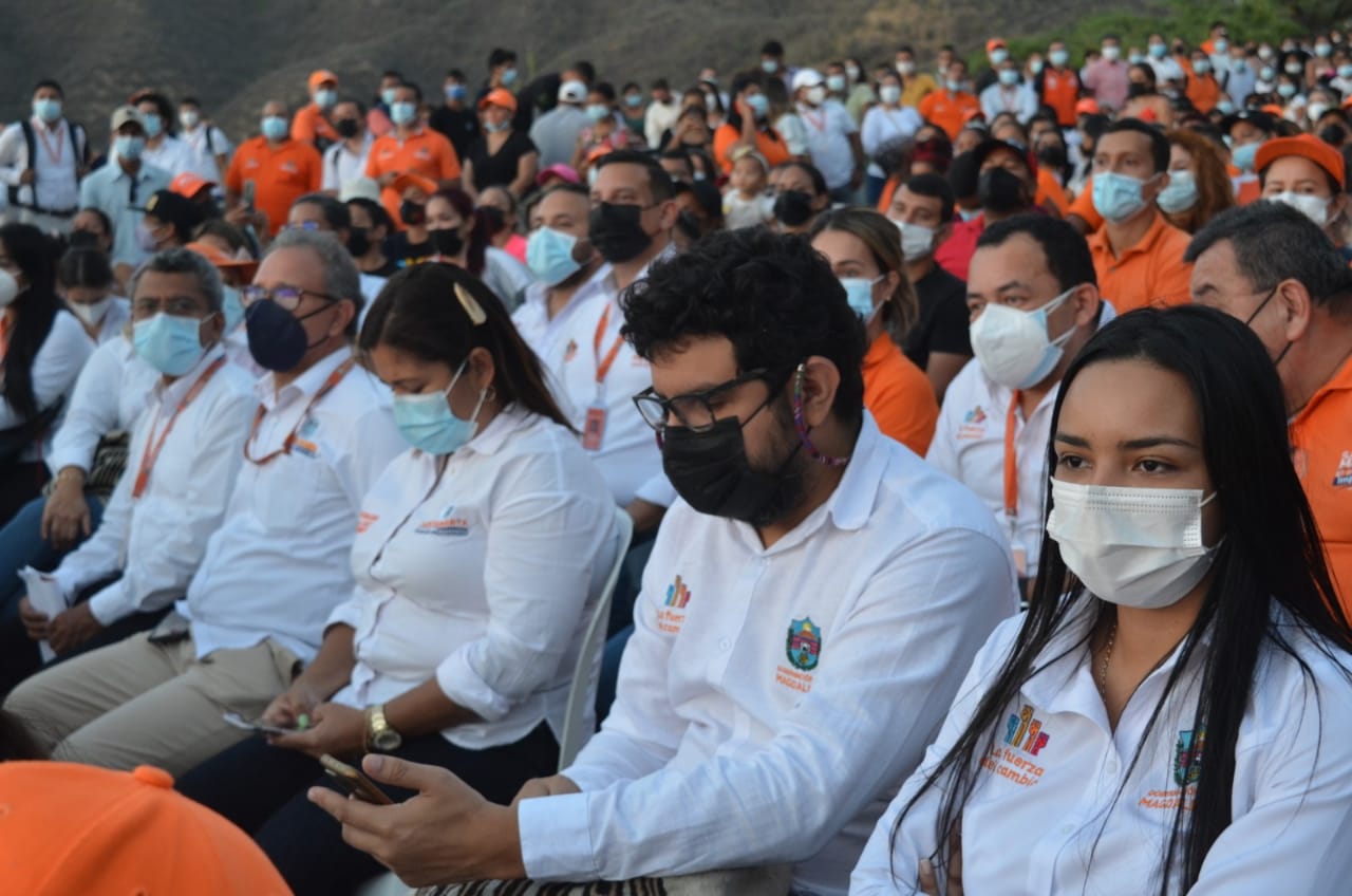 Asistentes al evento de inauguración de la fase 2 del sendero peatonal.