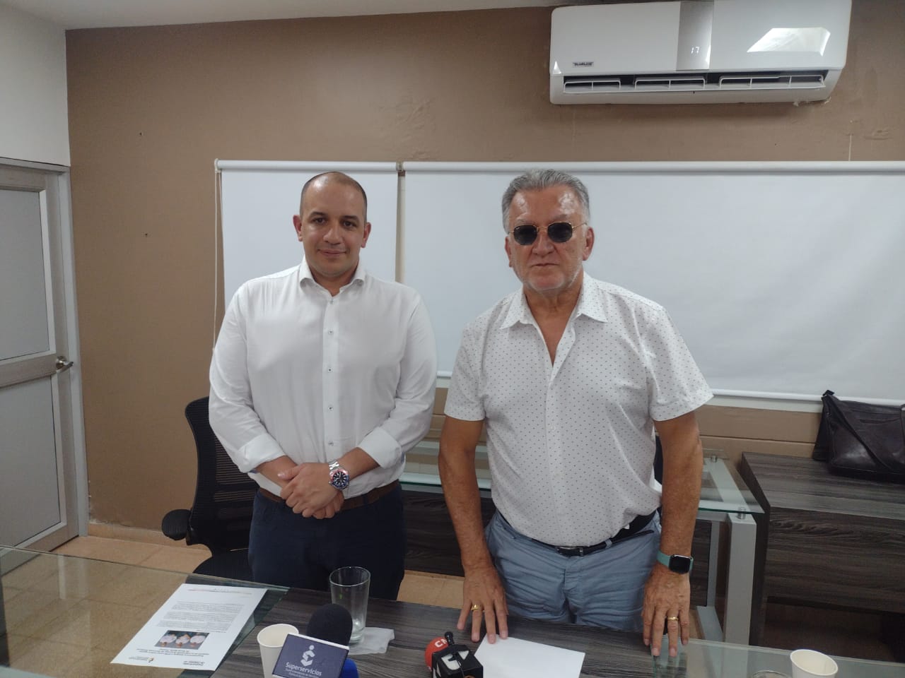 Jorge Andrés carrillo y Dagoberto Quiroga Collazos  superintendente servicio público Domiciliario