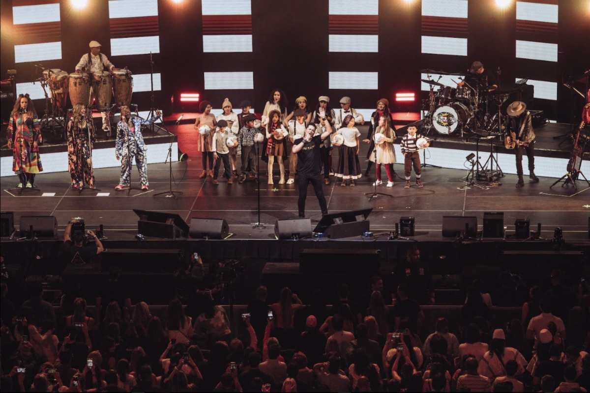 Carlos Vives junto al coro de RíoGrande