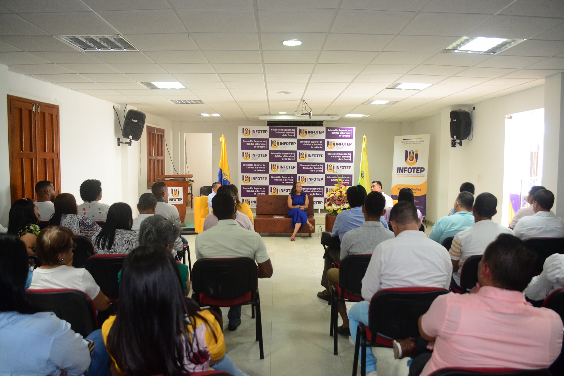 El conversatorio fue dirigido por lan Criollo, coordinador del Área de Investigación de lnfotep San Andrés.