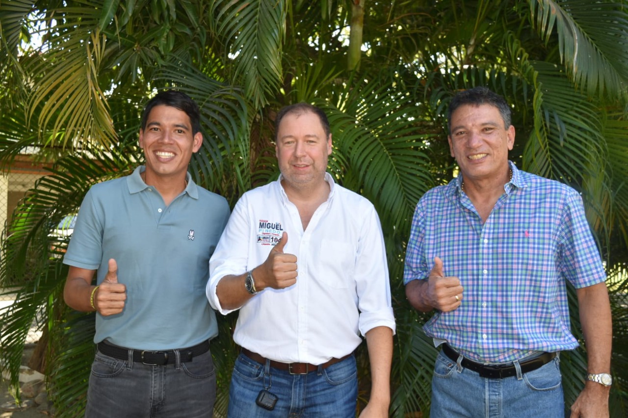 Miguel Pinedo recibiendo el apoyo de los concejales Palacio.