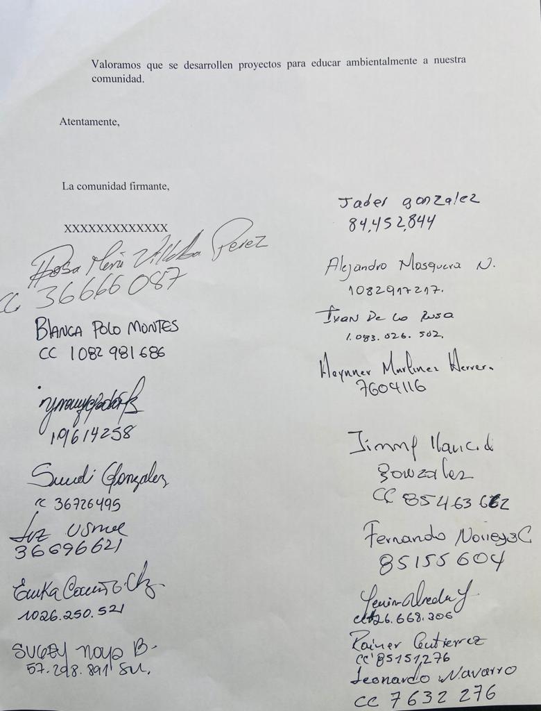 Para respaldar la carta, pusieron a firmar a los trabajadores, con la promesa de que les pagarían lo adeudado.