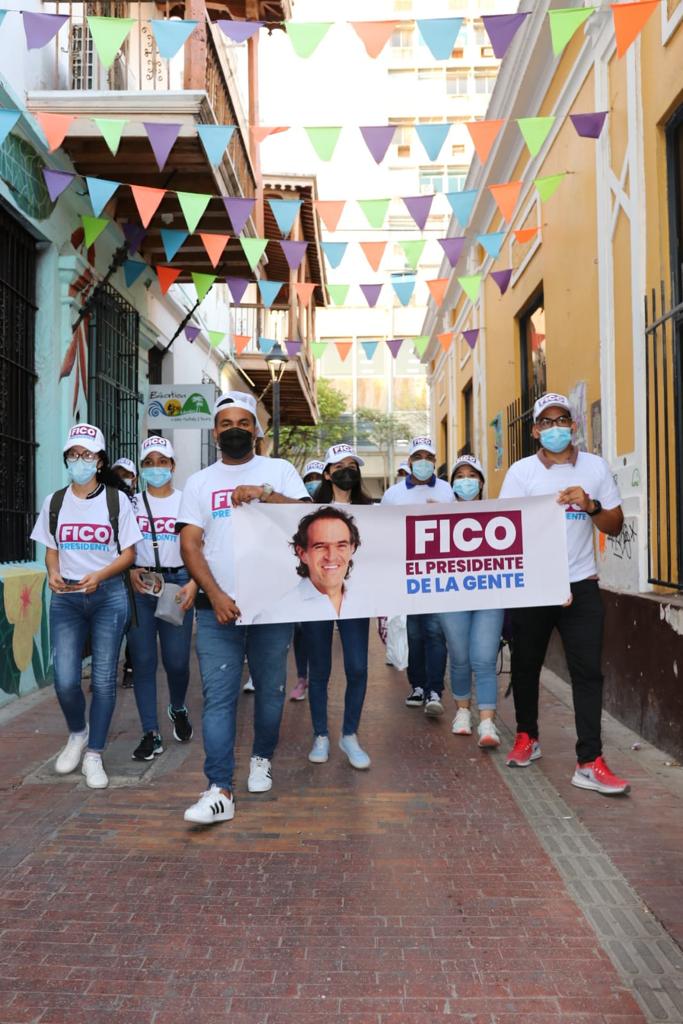 Jóvenes de la campaña de Fico Gutiérrez caminando por el Centro Histórico.