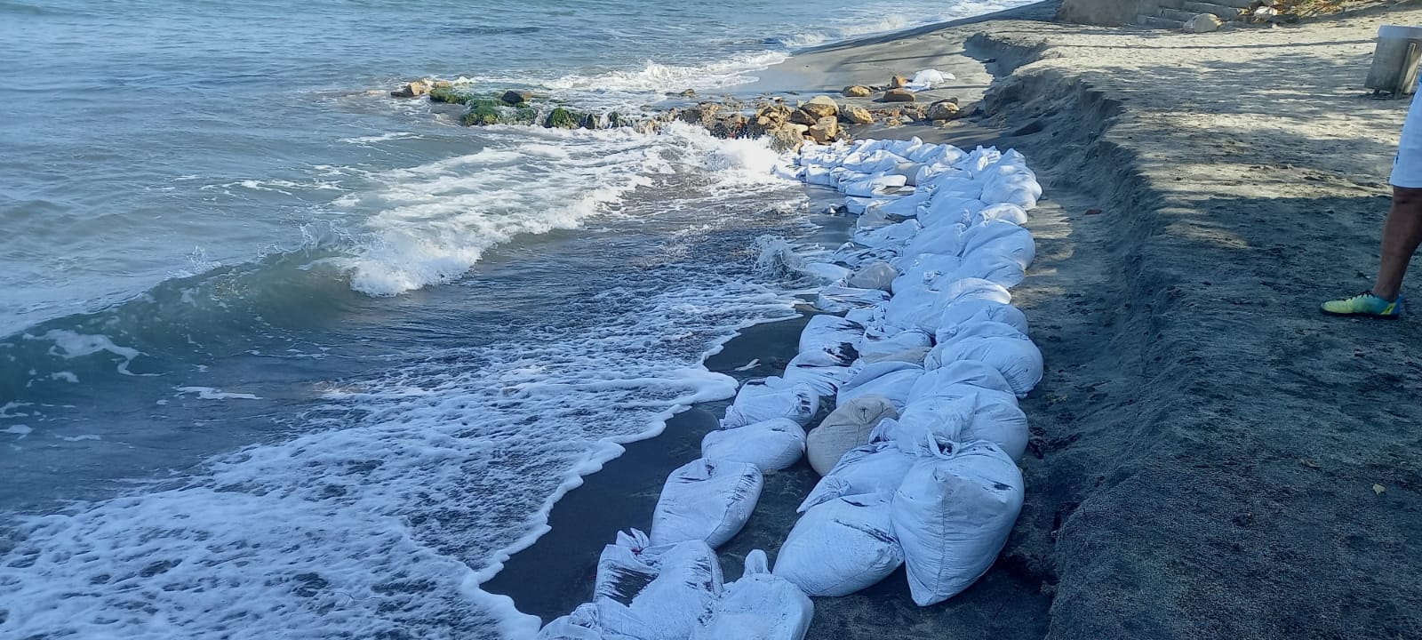 Se han puesto más de 300 sacos de arena como 'muro de contención'.