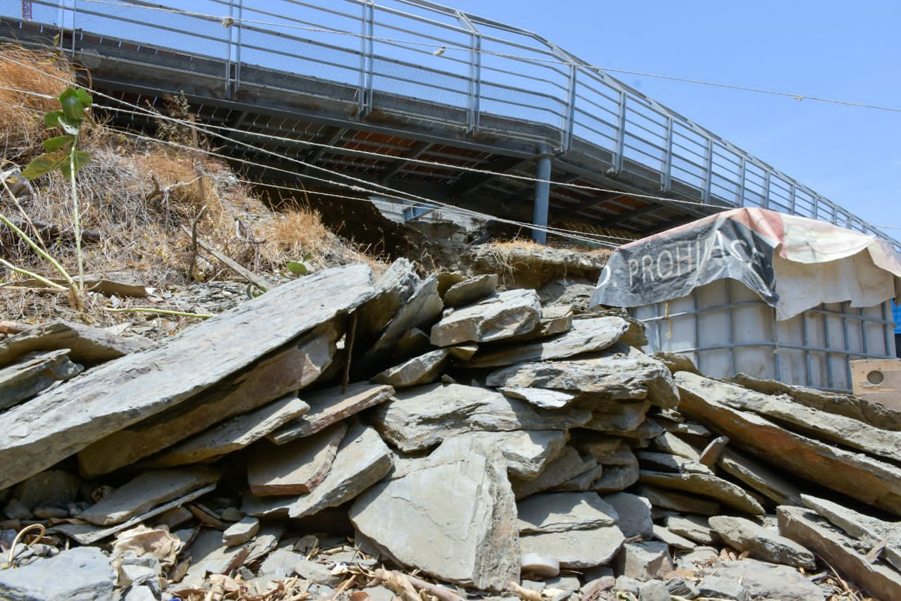 Piedras presuntamente extraídas del cerro, lo que estaría causando socavación.