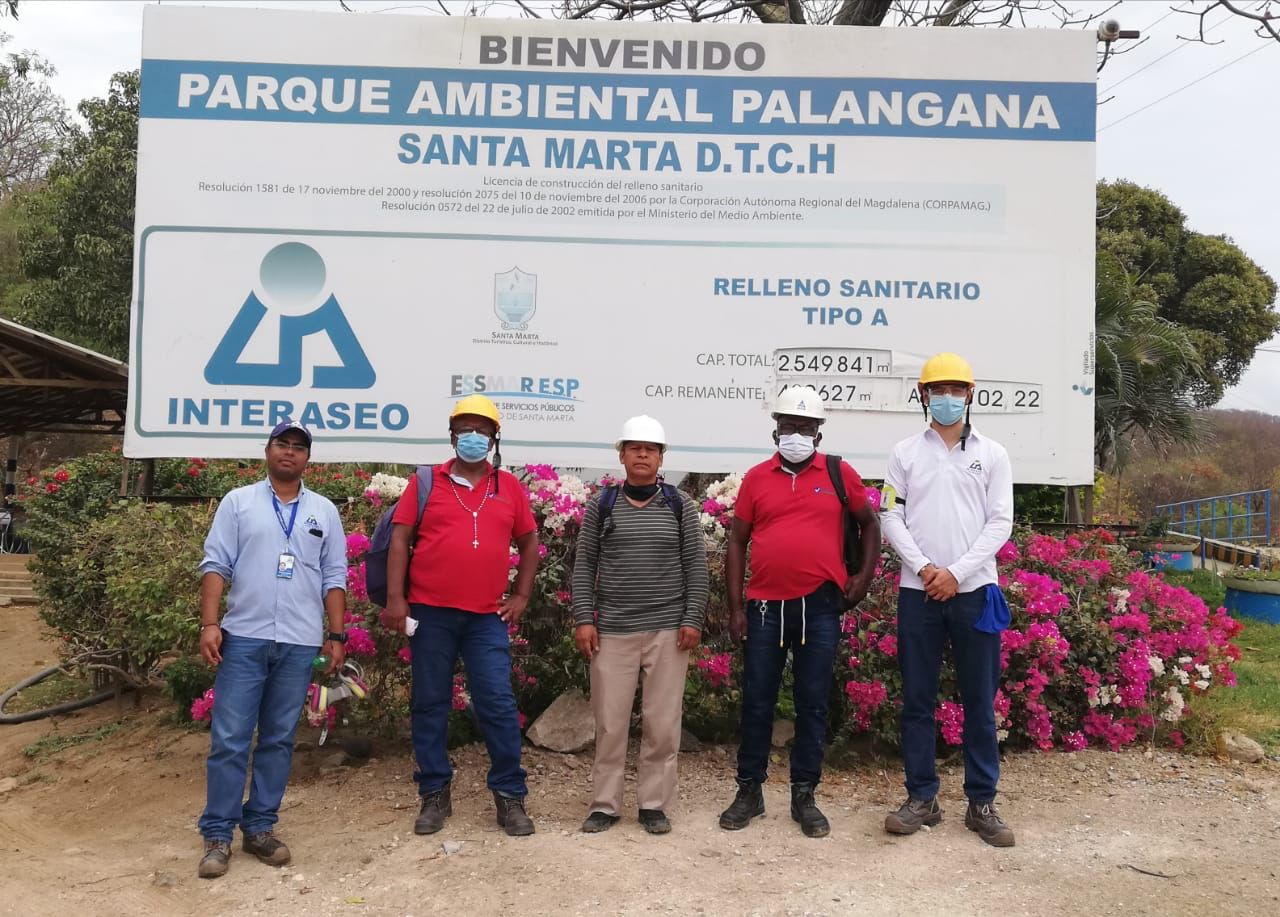 Veedores de Santa Marta, durante la visita al relleno sanitario.