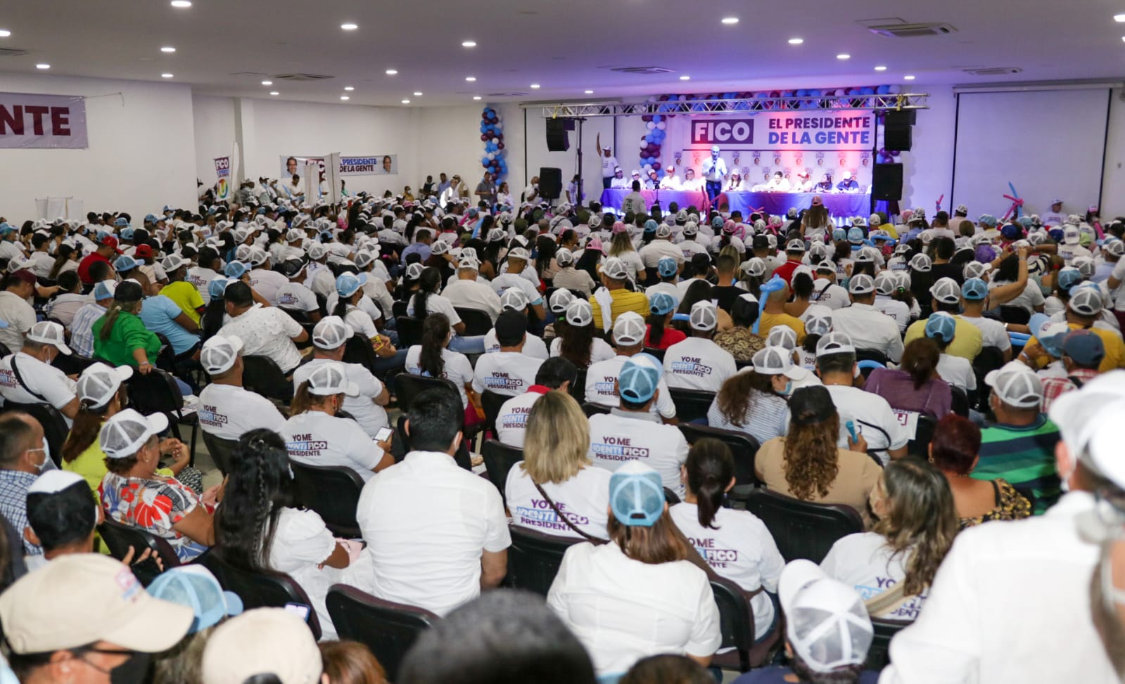 Imágenes del encuentro con simpatizantes de la campaña.