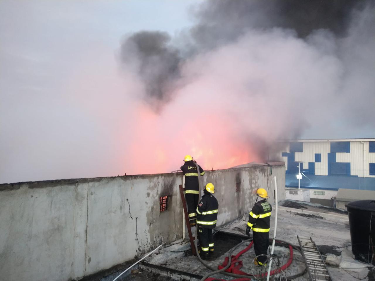 Bomberos atendiendo la emergencia.