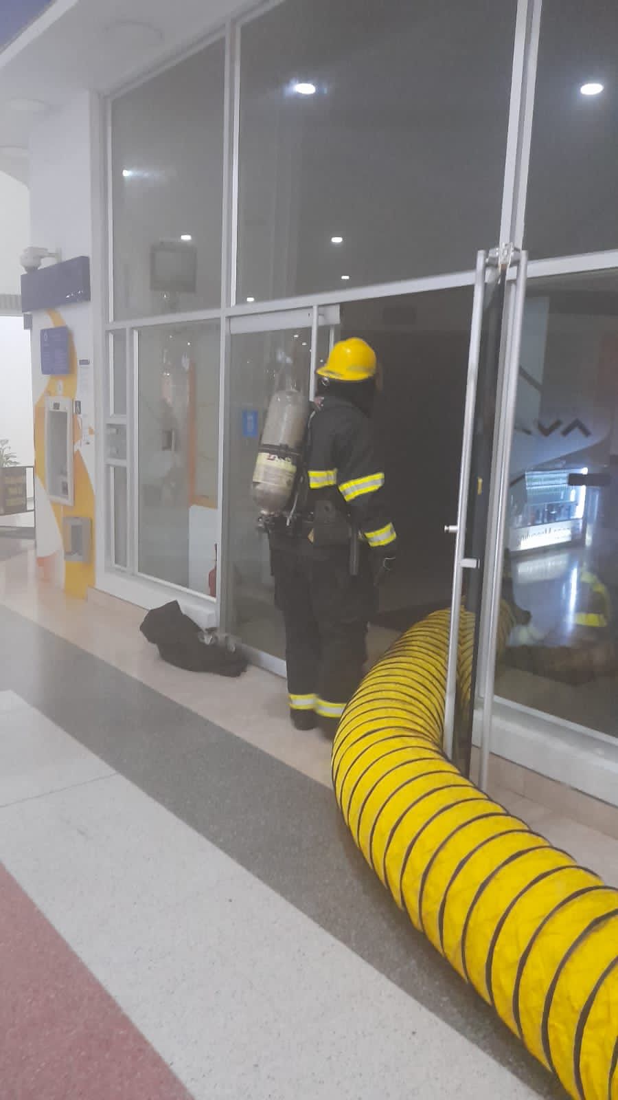 Los Bomberos ventilaron el establecimiento comercial para expulsar el humo.