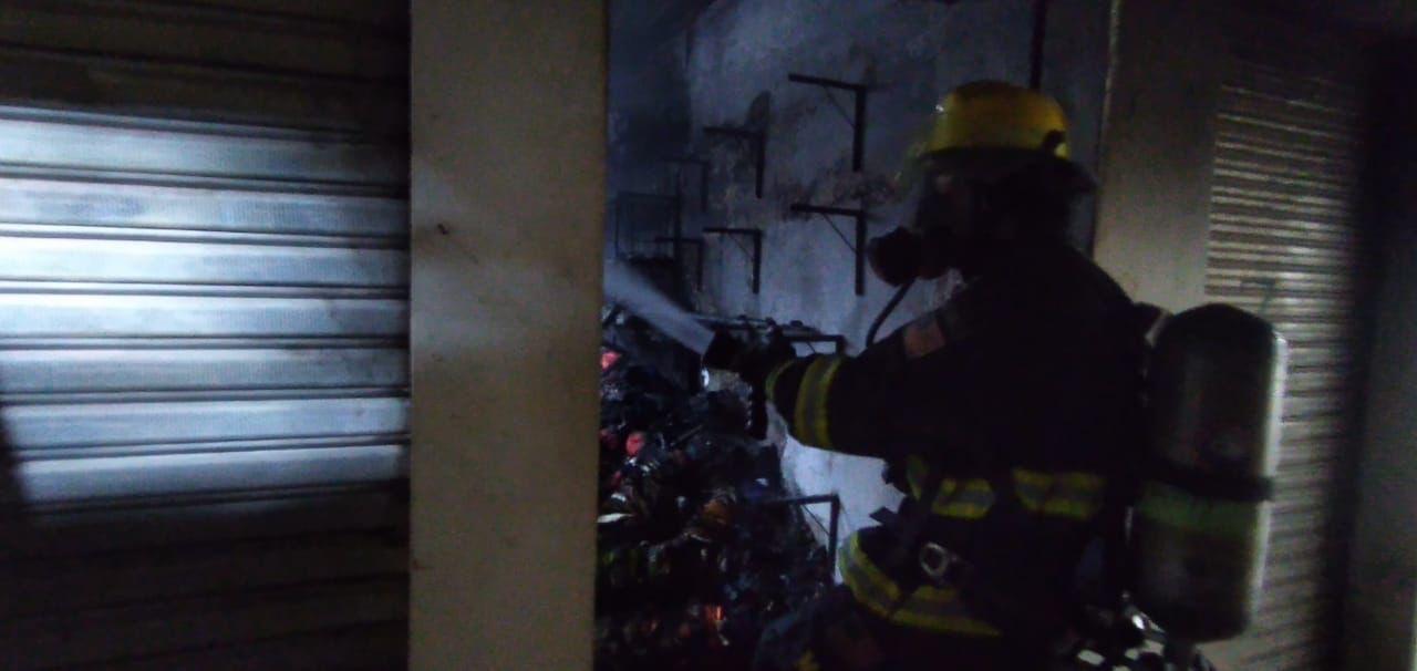 Los Bomberos, cuando atendían la emergencia en el Mercado.