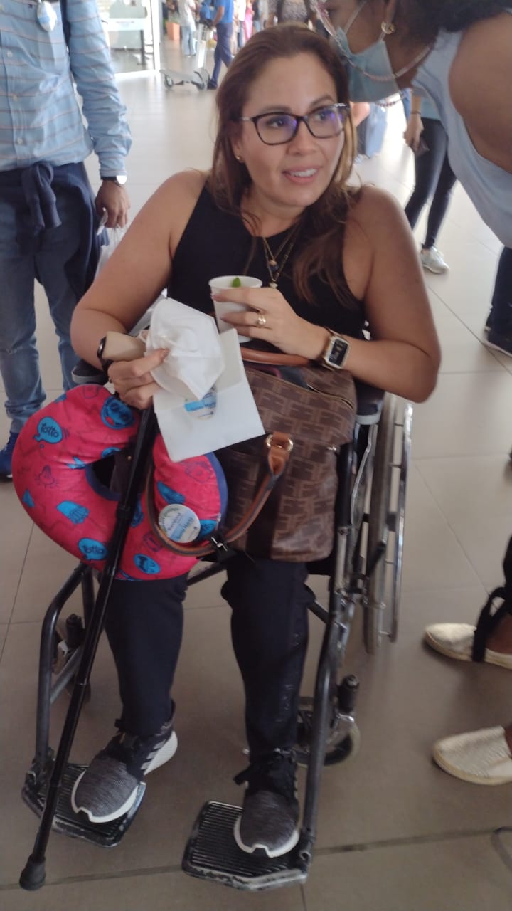 La viajera Ana Emilia Rodríguez expresando su felicidad al llegar en conexión desde Costa Rica.