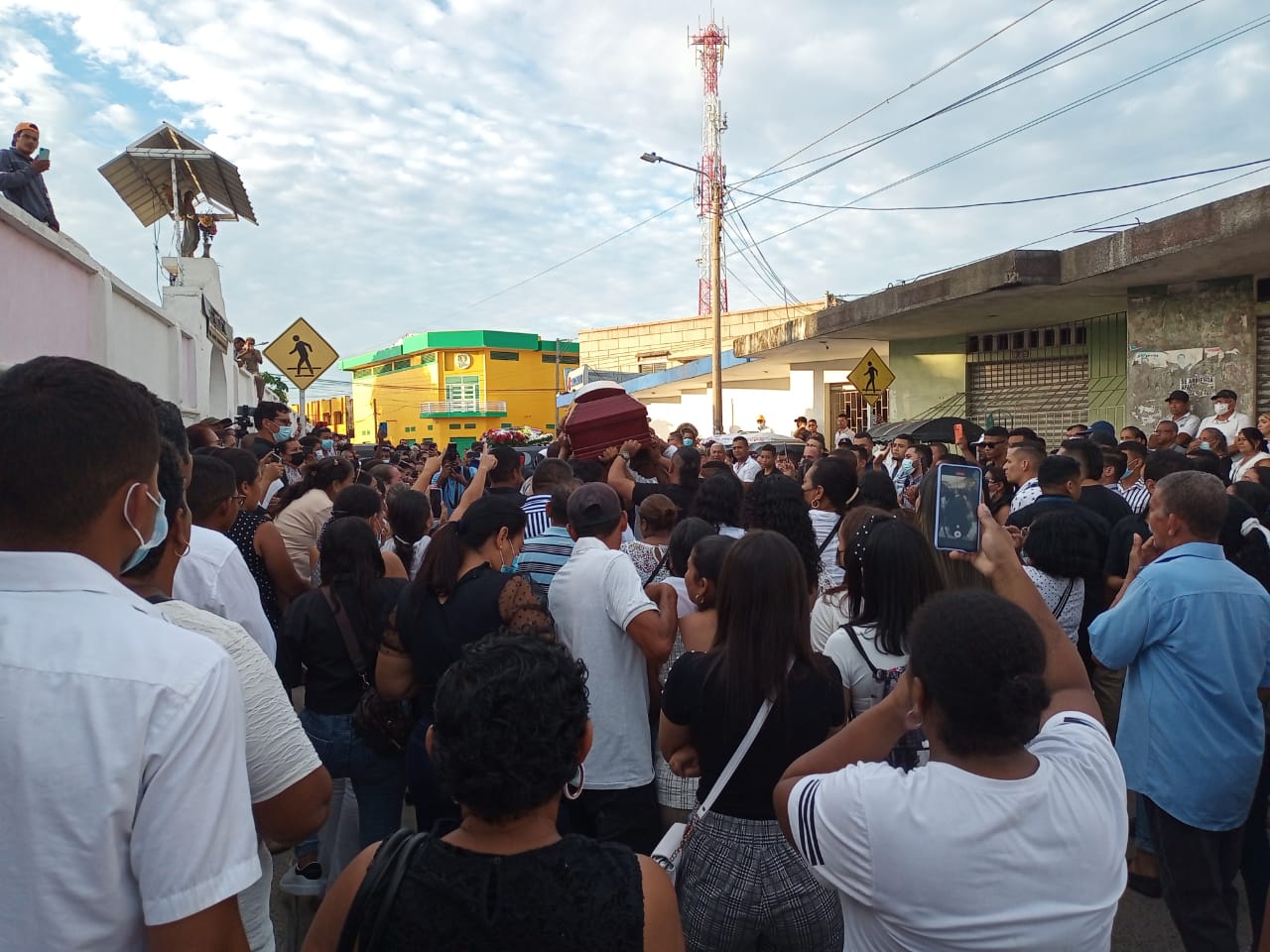 Momentos cuando el féretro era ingresado al cementerio. 