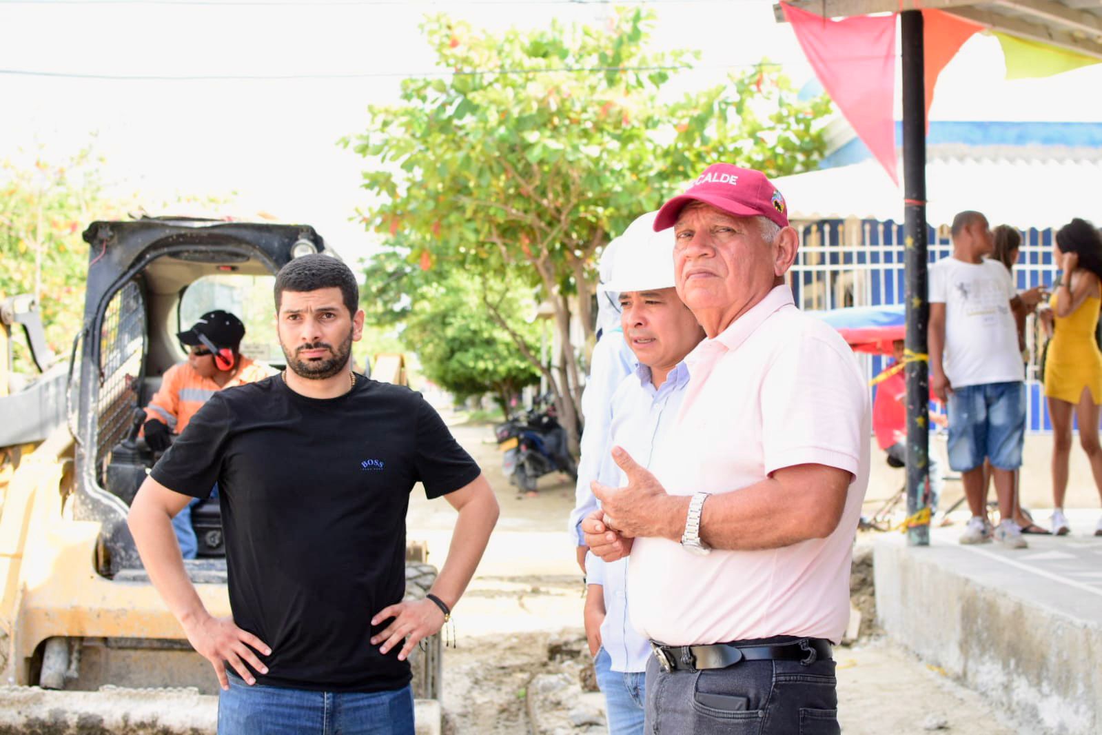 Las autoridades supervisan los trabajos. 