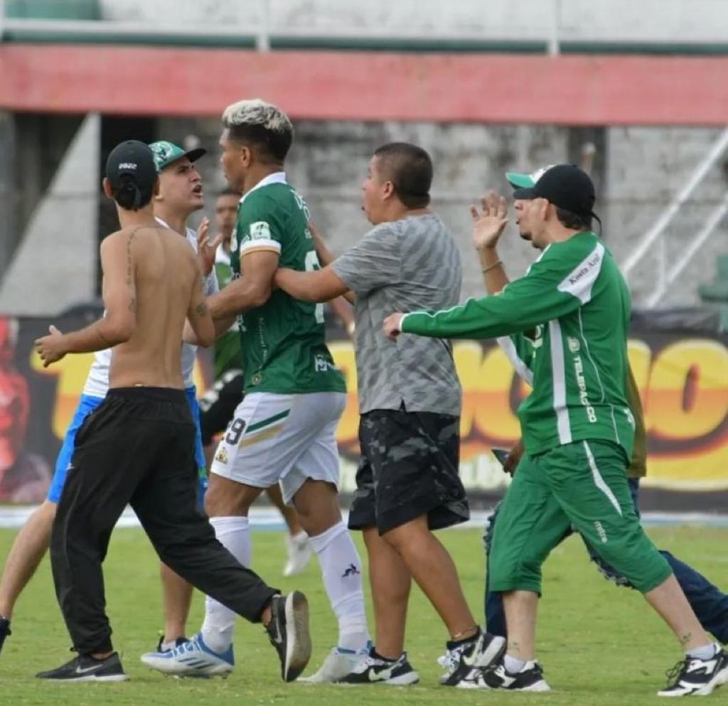 Hinchas increpando a Teófilo Gutiérrez.