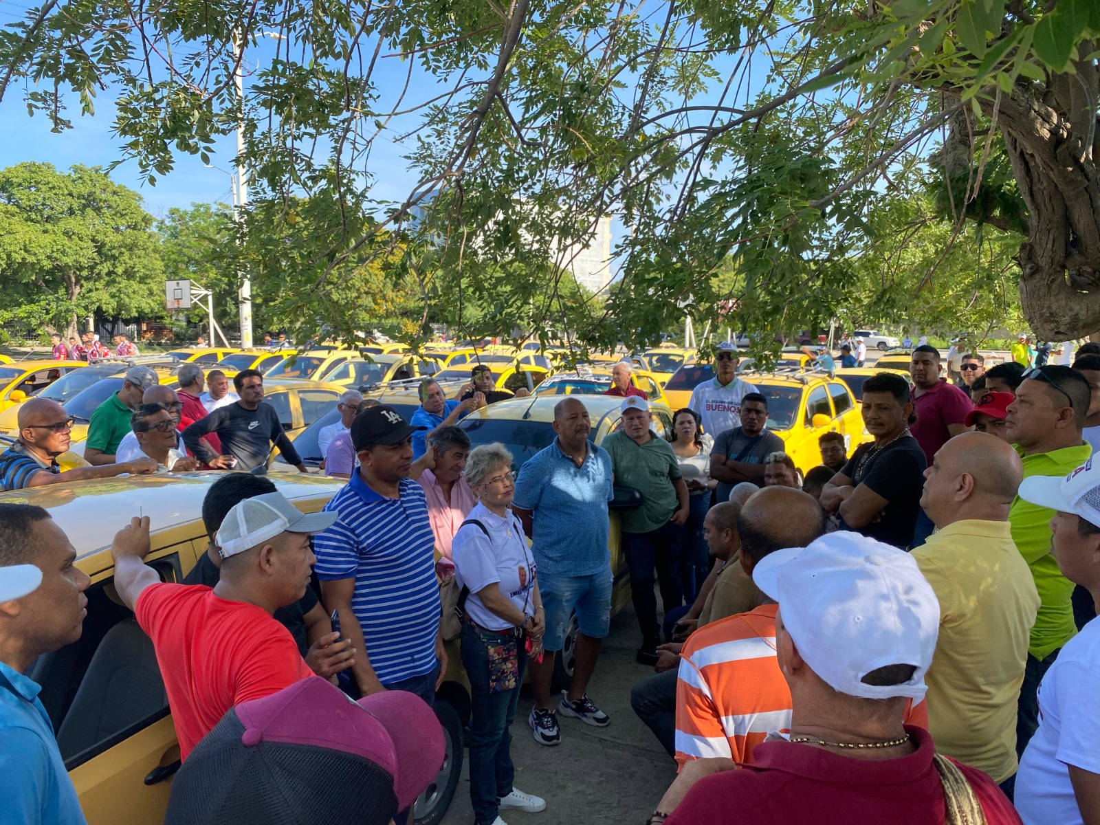 José Alfredo Ordóñez hablando con el gremio de taxistas de Santa Marta.