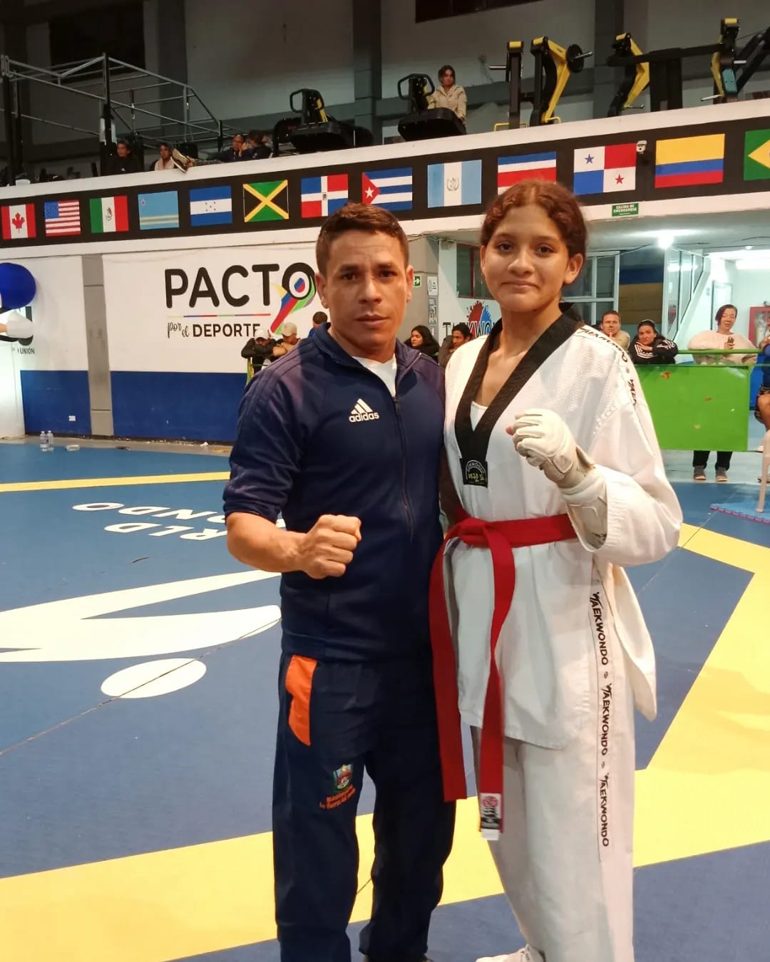 Ashley Valentina Medina Vides, al lado de su instructor y mano derecha, Jhon Jairo Montoya.