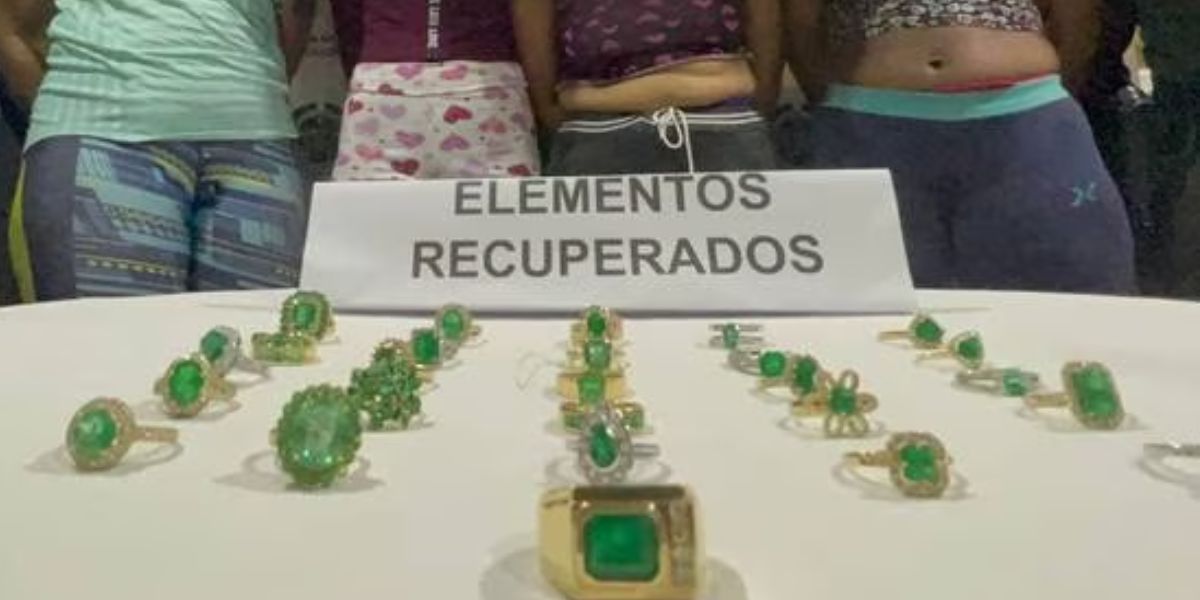 Las joyas de oro con esmeraldas recuperadas en Cartagena.