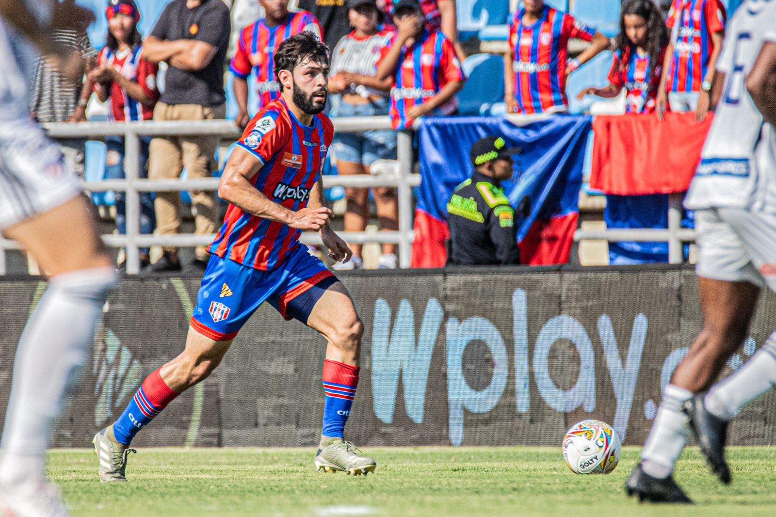 Nicolás Gil conduciendo el balón en el Clásico Costeño.