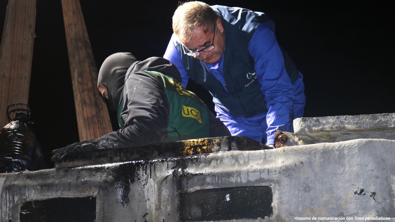 Investigadores inspeccionando la embarcación.