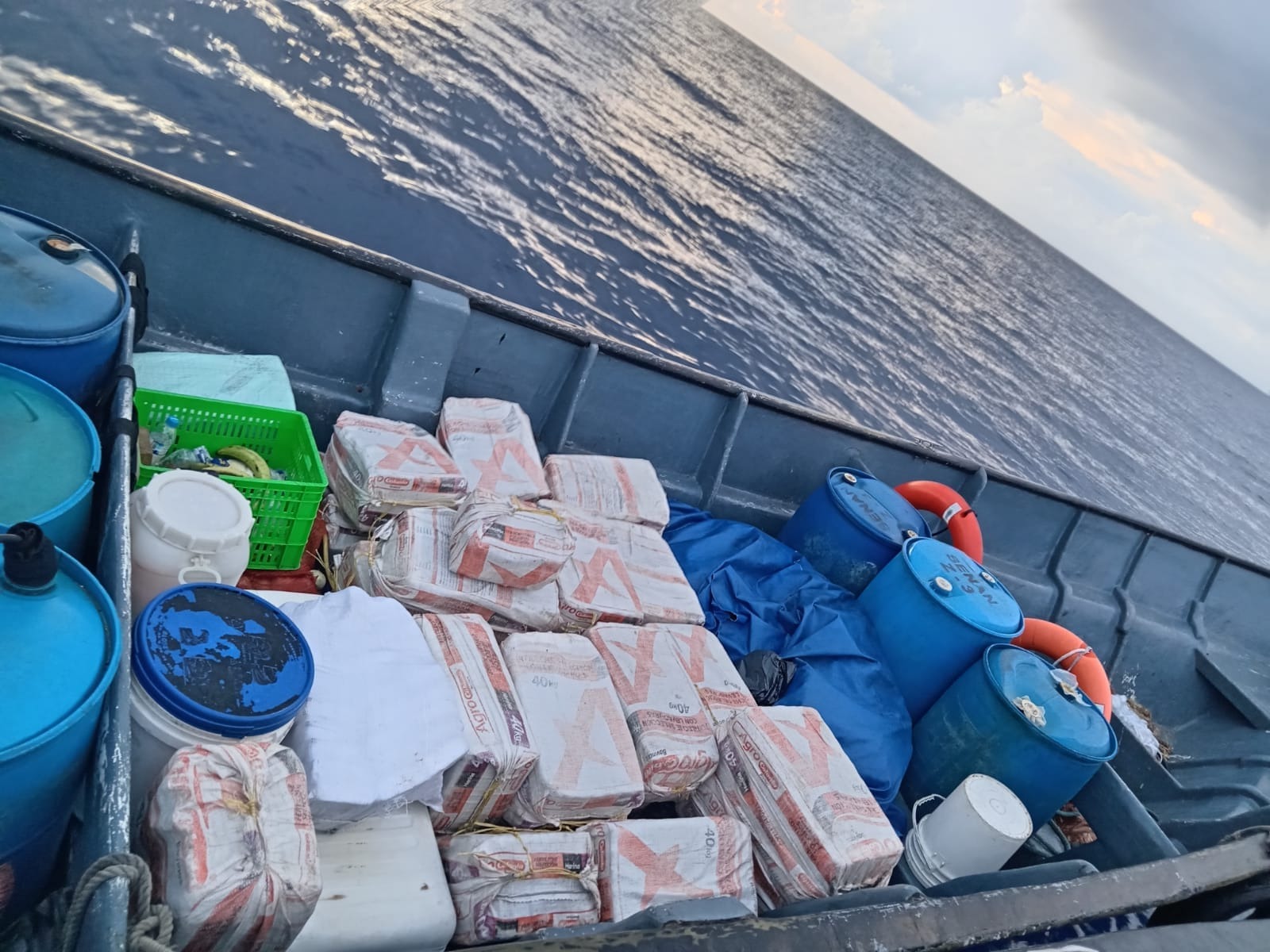 Parte del cargamento de droga incautada en aguas del Caribe colombiano